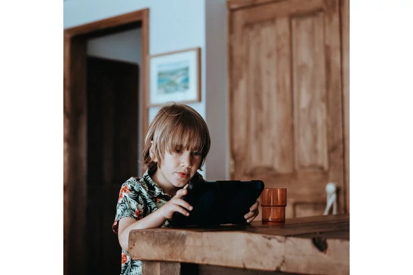 Mivel foglaljuk le a gyerekeket tablet, laptop helyett?